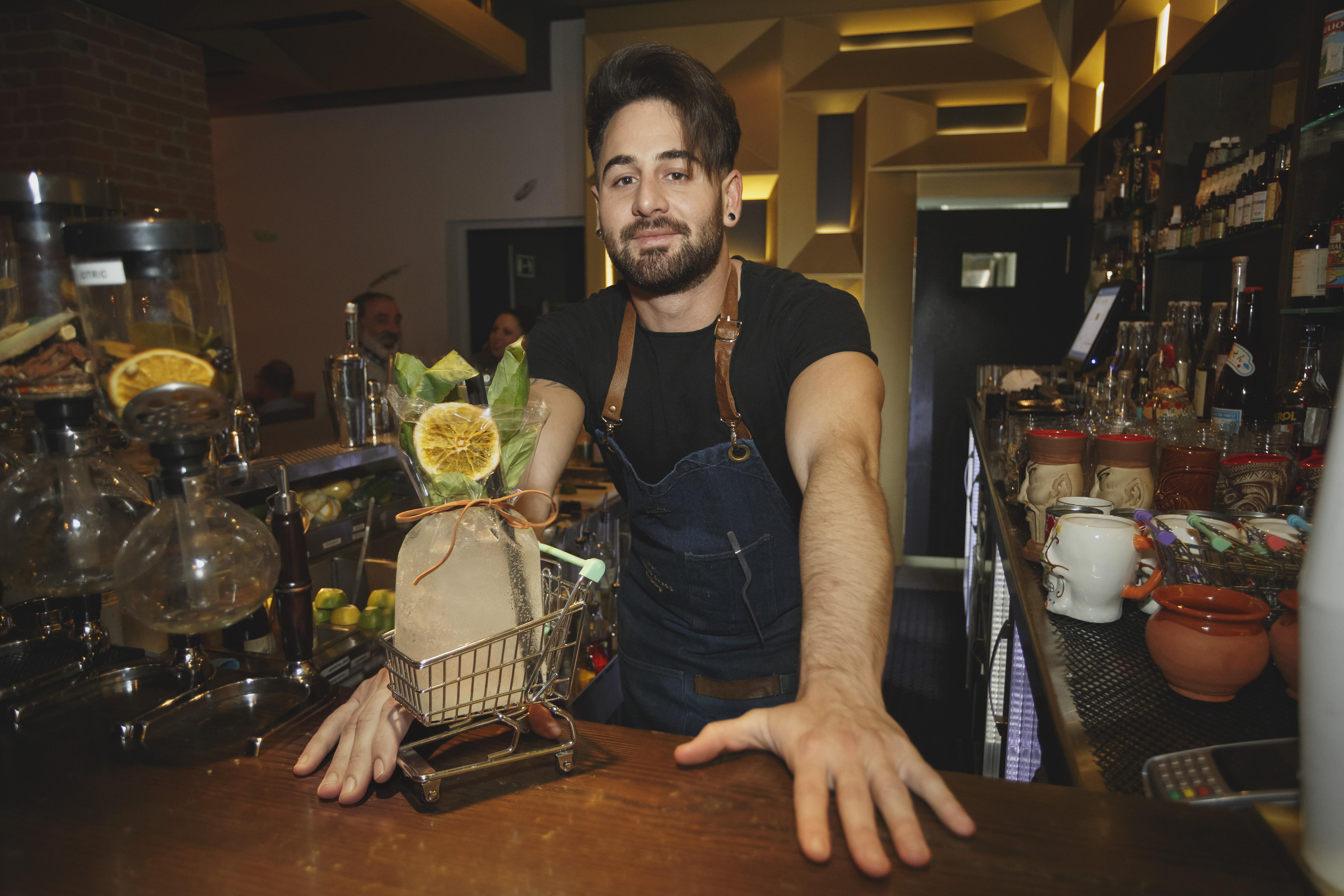 Borja Goikoetxea prepares a cocktail for us with Sanz in the bar named the best bar of 2017 by FIBAR-Valladolid