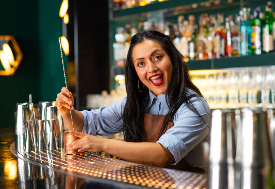GABRIELA MIJAS, THE FLAIR BARTENDER THAT EVERY BAR WOULD LIKE TO HAVE.